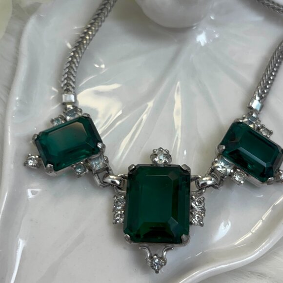 VINTAGE FAUX EMERALD & CRYSTAL NECKLACE - Picture 4 of 9